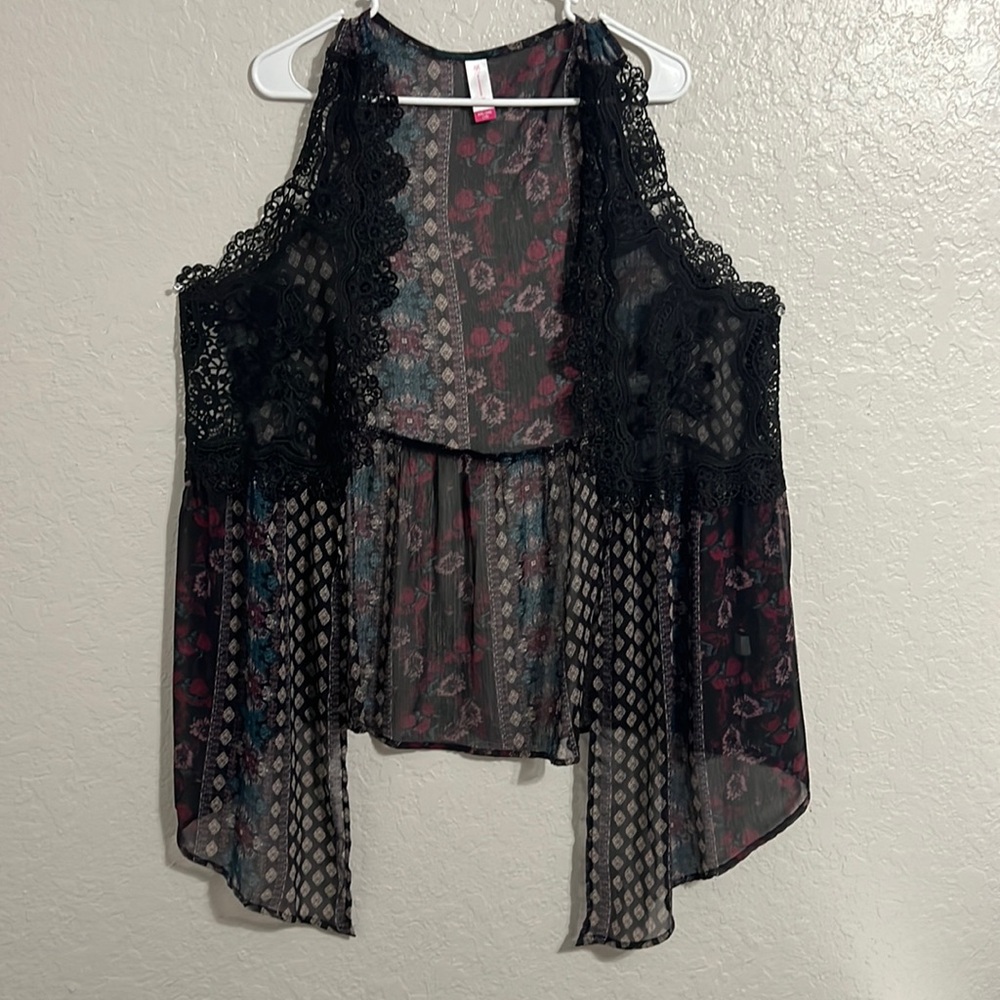 No Boundaries black and floral lace sleeveless cardigan